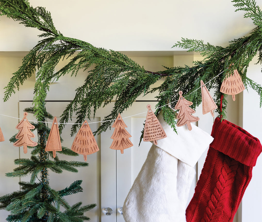 Set the scene for a Christmas, winter, or an apres ski themed party with this festive tableware. 