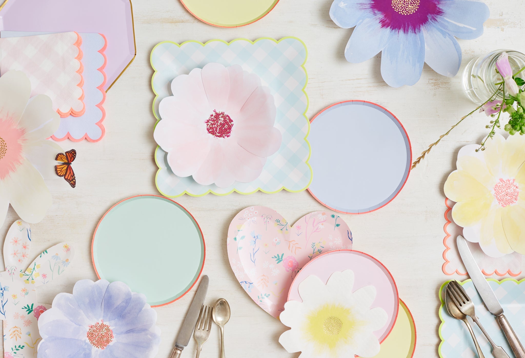 Come shop at Oh So Fancy Party to find modern, stylish paper plates that will coordinate with all your party theme needs.